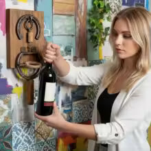 Abridor de vino de pared rústico